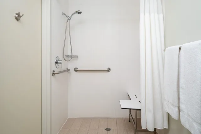 جناح بسرير كينج بشرفة مع أريكة، Courtyard By Marriott Naples 2/3