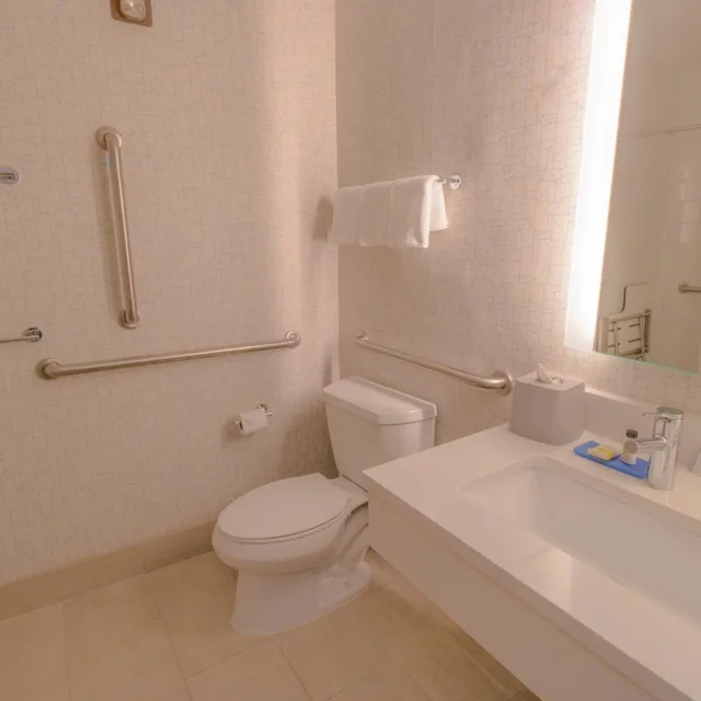 غرفة قياسية بسريرين كوين لذوي الإعاقة، Holiday Inn Express Hotel And Suites Manassas 2/2