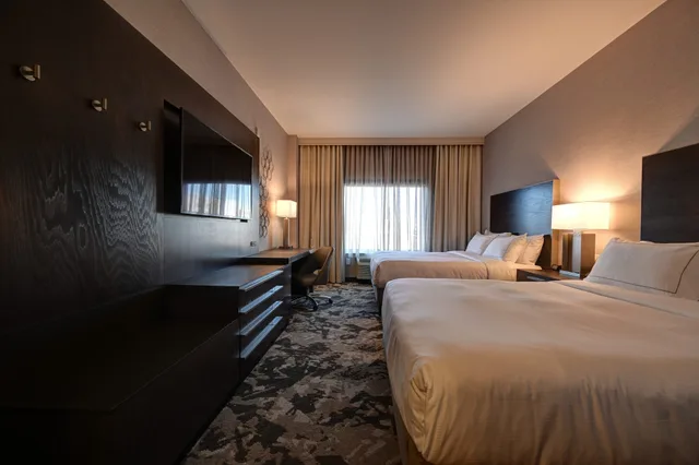 غرفة بسريرين كوين لذوي الإعاقة، DoubleTree by Hilton Denver International Airport (ex. Holiday Inn Hotel And Suites) 2/6