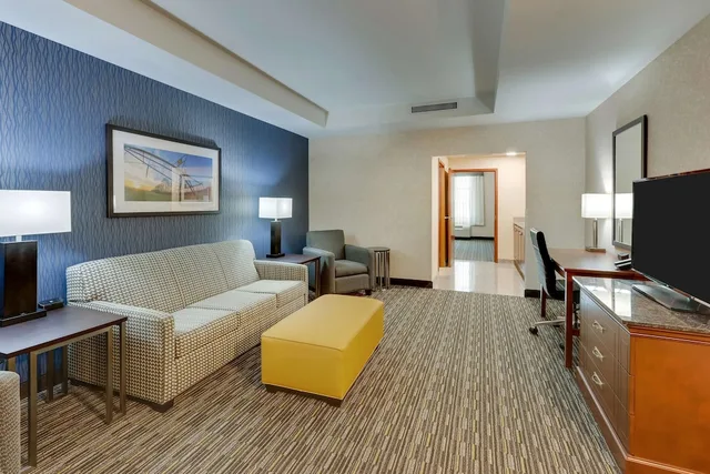 جناح بسرير كينج بغرفتين مع أريكة بحوض استحمام لذوي الإعاقة، Drury Inn and Suites Sikeston 4/6