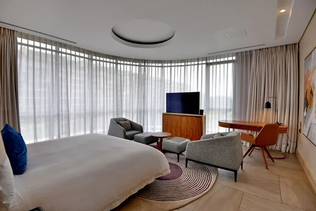 جناح رئاسي بسرير كينج، The Houghton Hotel Spa Wellness and Golf 2/3
