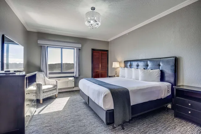 غرفة بسرير كينج لذوي الإعاقة، Tanglewood Resort on Lake Texoma, Ascend Hotel Collection 1/6