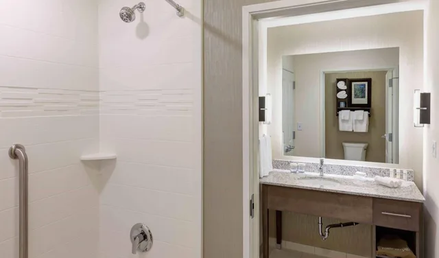 جناح بسرير كينج مع أريكة لذوي الإعاقة، Homewood Suites By Hilton Cape Canaveral-Cocoa Beach 3/6