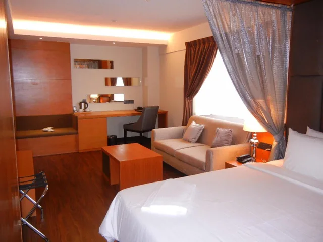 جناح جونيور، C Haya Hotel 2/5