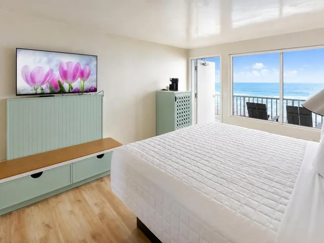 Standard, King Bed, Beach Tower By The Sea 3/8