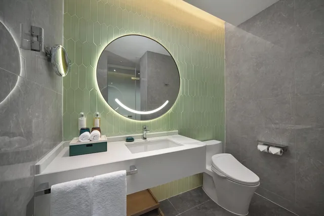 Premium, King Bed, Holiday Inn Wuhan Tianhe Airport by IHG 3/3