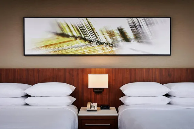 غرفة ديلوكس بسرير كينج مع دخول صالة النادي، Delta Hotels By Marriott Toronto Mississauga 1/5