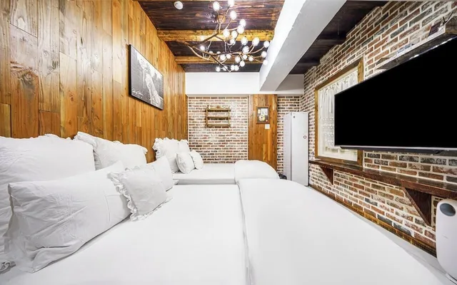 Royal, Pool, Suite, Villa, 2 Double Beds، February Hotel Hwanggeum 5/10
