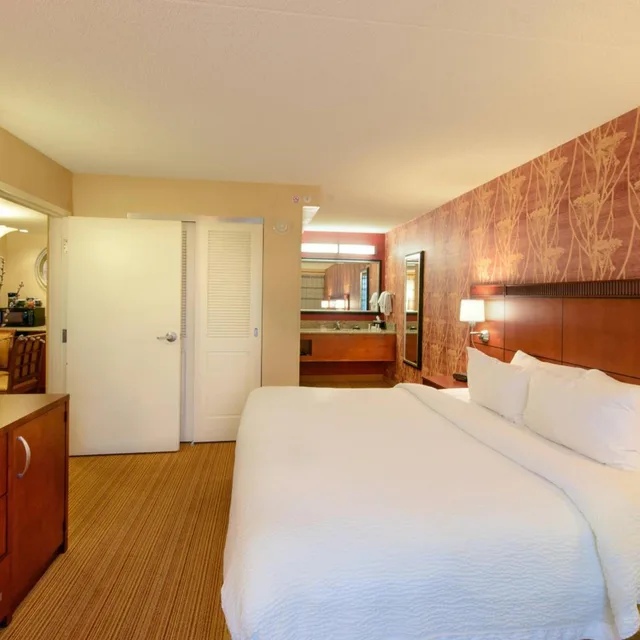 غرفة بسرير كينج بحوض استحمام لذوي الإعاقة، Courtyard by Marriott Canton 1/3