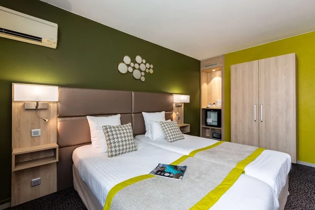 غرفة قياسية بسرير كوين وسريرين منفصلين، KYRIAD PRESTIGE BORDEAUX OUEST - MERIGNAC 2/6