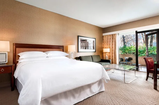 غرفة بسرير كينج بإطلالة على الحديقة، SHERATON CENTRE TORONTO 1/7