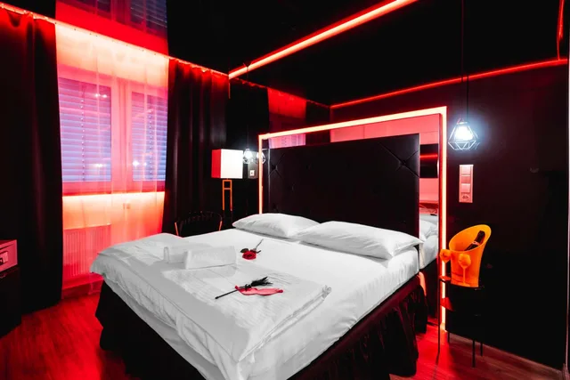 Elegant, King Bed, Pool Access، Hotel Aura Design & Garden Pool 9/10