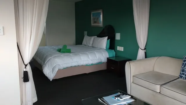 غرفة سوبيريور بسرير كينج بإطلالة على البحر بشرفة، Diamond Island Resort 1/6
