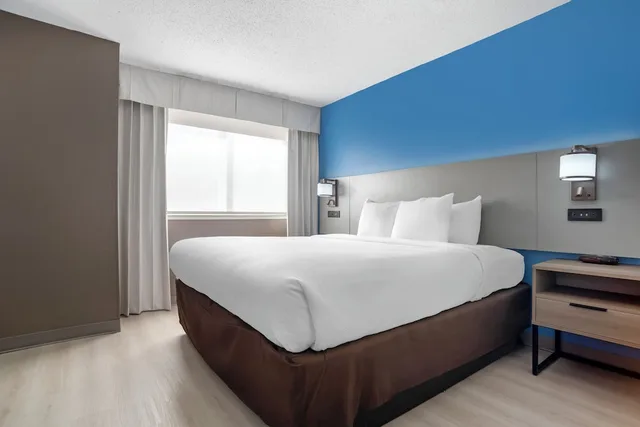 جناح بسرير كينج مع أريكة، Comfort Inn and Suites Crystal Inn Sportsplex 1/7