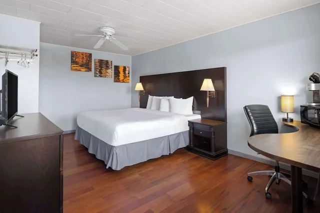 غرفة بسرير كينج، Travelodge by Wyndham Grand Falls 2/2