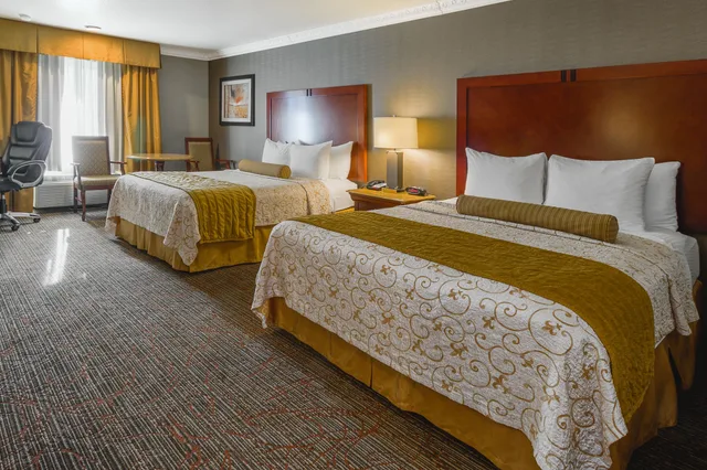 غرفة قياسية بسريرين كوين لذوي الإعاقة، Best Western Plus Newport Mesa Inn 5/7