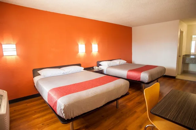 غرفة قياسية بسريرين كوين للمدخنين، Motel6 Corsicana, TX 3/4