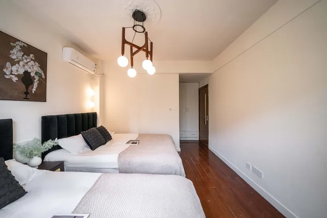 3 Bedrooms, Senior, Apartment, Twin Beds, 1 Queen and 2 Double Beds, Bathtub، Book and Bed-People's Square 1/10