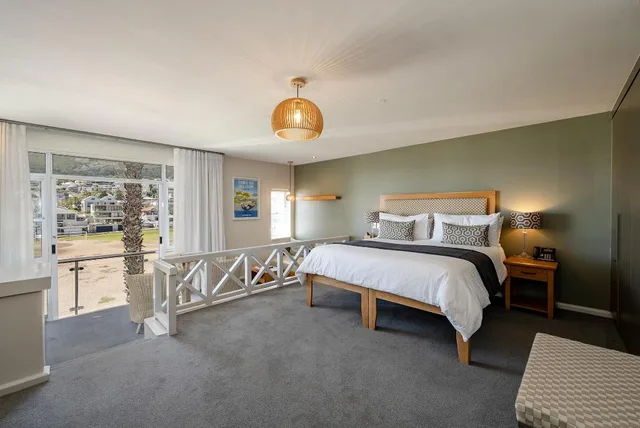 Room, King Bed, Mountain and Sea View، The Bay Hotel 3/7