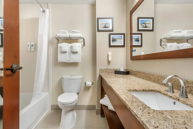 غرفة قياسية بسرير كينج، Comfort Suites Myrtle Beach Central 5/6