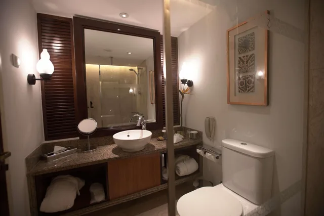 غرفة ديلوكس بسرير كينج بشرفة بمنطقة جلوس، Hilton Luxor Resort and Spa 4/4