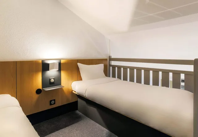غرفة رباعية بسرير مزدوج وسريرين منفصلين، B&B Hotel Metz Augny 8/10