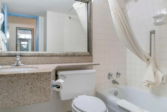 جناح بسرير كينج وسريرين مزدوجين، Quality Inn & Suites Livonia - Detroit 16/16
