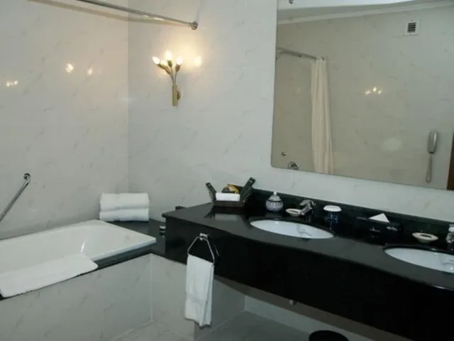 Executive, Suite, King Bed, Avari Hotel Lahore 6/6