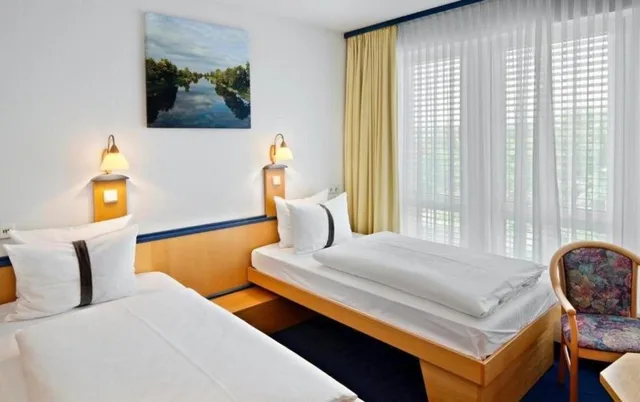 Room, Twin Beds, Holiday Inn Leipzig Gunthersdorf 1/2