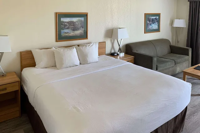 غرفة بسرير كينج، Rodeway Inn Edson AB 1/3