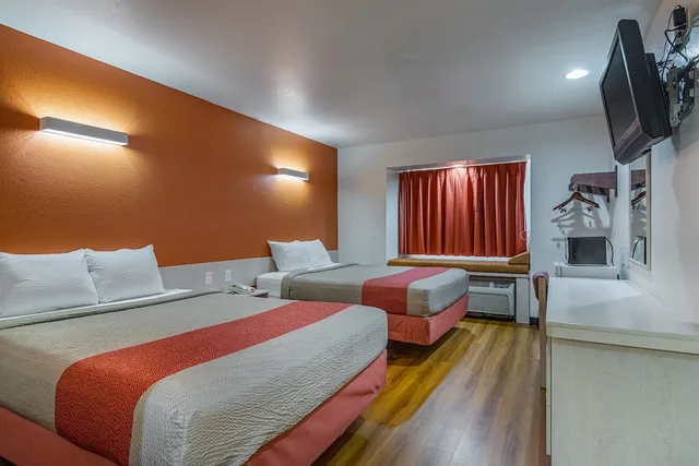 غرفة قياسية بسريرين كوين، Motel6 McAlester, OK 1/8