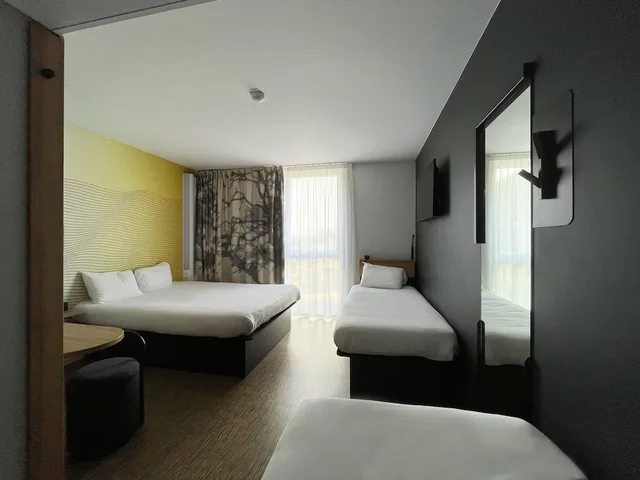 غرفة رباعية بسرير مزدوج وسريرين منفصلين، B&B Hotel Compiegne 2/3