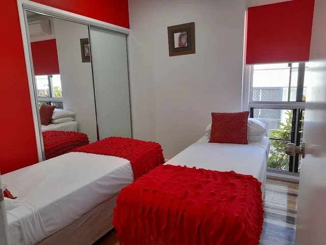 شقة سوبيريور بسرير كينج وسريرين منفصلين بإطلالة على المرسى بغرفتي نوم، Airlie Apartments 3/6