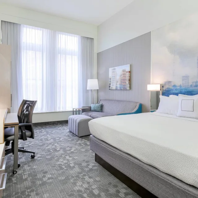 Room, King Bed, Bathtub, Accessible, Courtyard by Marriott Pittsburgh Downtown 2/10