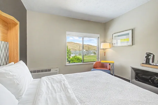 1 Bedroom, Suite, King Bed, River View, Holiday Inn Clarkston - Lewiston 1/10
