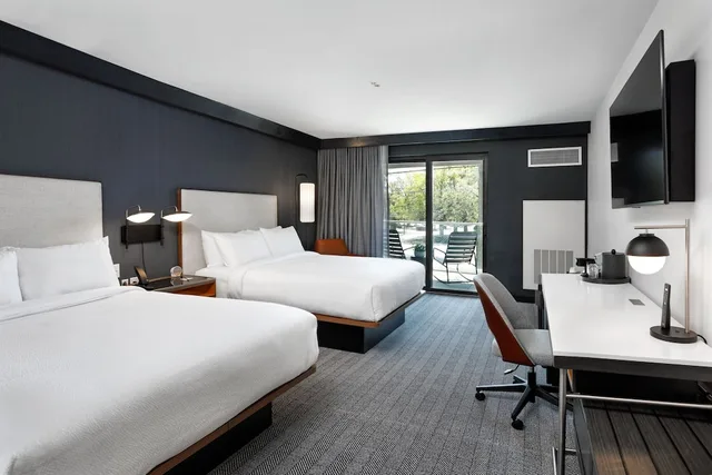 غرفة بسريرين كوين بشرفة، Courtyard by Marriott Richmond Scott's Addition 1/3