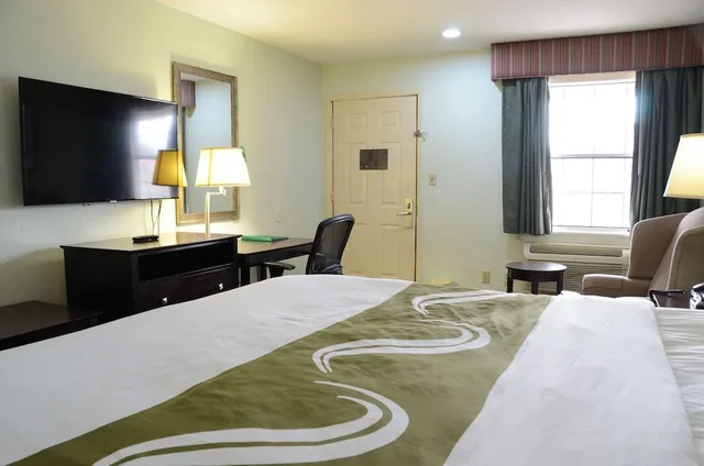 غرفة قياسية بسرير كينج للمدخنين، Quality Inn & Suites Covington 2/3