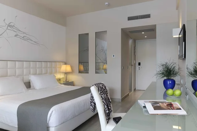 غرفة ديلوكس بسريرين منفصلين بإطلالة جزئية على البحر، Princess Andriana Resort & Spa 5/8