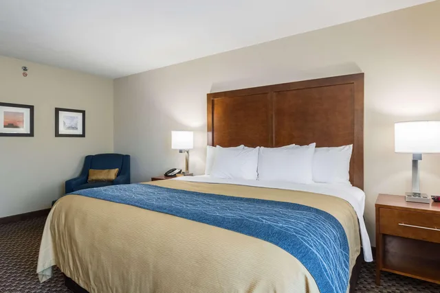 جناح بسرير كينج، Comfort Inn Edwardsville - St. Louis 2/3