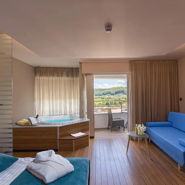 غرفة بسرير مزدوج بشرفة بجاكوزي، Wellness Hotel Villa Magdalena 6/10