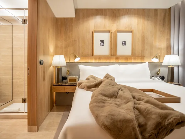 جناح بشرفة، Browns Avenue Hotel 2/3