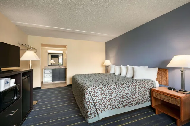 غرفة سوبيريور بسرير كينج، Days Inn by Wyndham Clearwater/Gulf to Bay 2/6