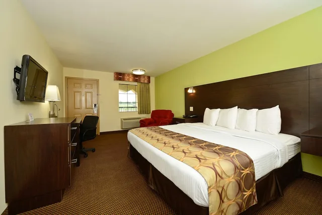 غرفة بسرير كينج بمطبخ للمدخنين، Americas Best Value Inn Suites Lake Charles At I 210 Exit 11 3/8