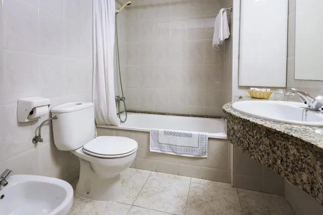 Room, Double Bed, Lateral Side Sea View، Sorrabona Hotel 5/8