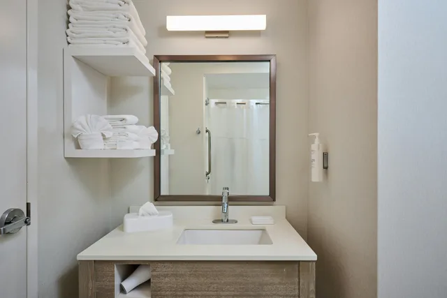 Room, King Bed, Balcony, Hampton Inn and Suites Hermosa Beach 6/7