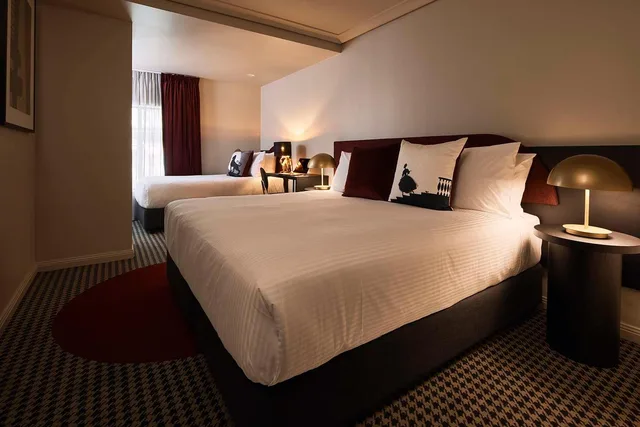 King plus Single، The Capitol Hotel 1/4