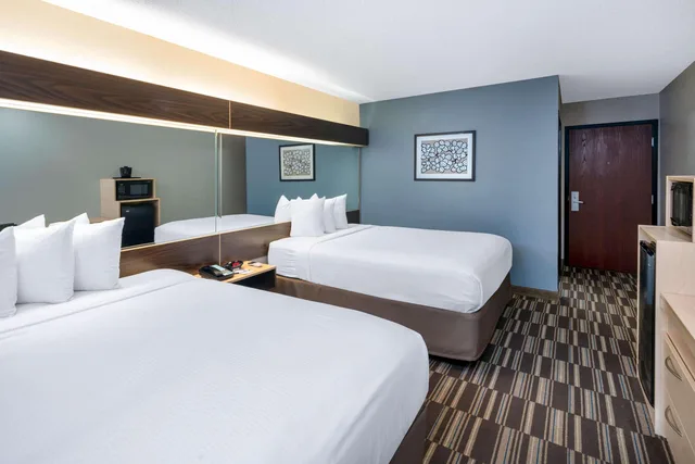 غرفة بسريرين كوين، Microtel Inn And Suites Columbus North 3/3