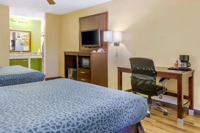 غرفة قياسية بسريرين كوين، Econo Lodge West Coors Blvd 7/10