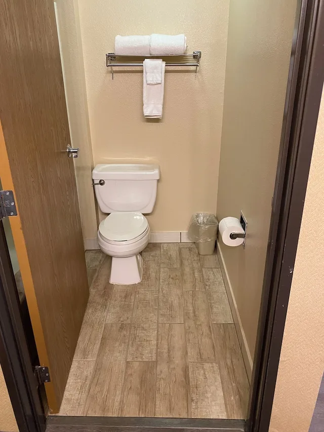 غرفة بسرير كينج وسرير كوين، Quality Inn Port Orchard, WA 6/9