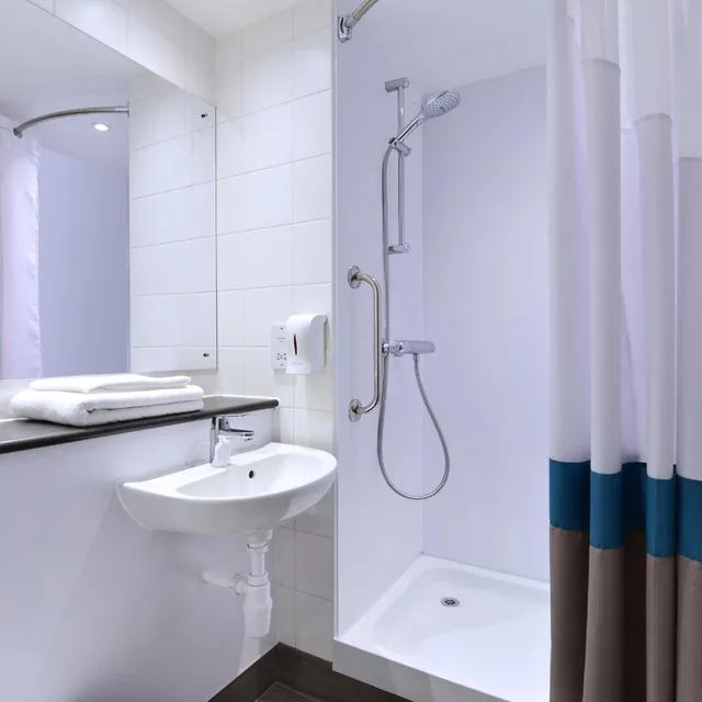 غرفة بسريرين منفصلين بحمام خاص، Travelodge Plus - Galway City 6/7
